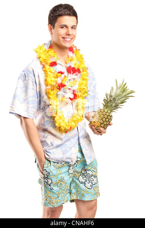 Portrait of a smiling man holding un ananas isolé sur fond blanc Banque D'Images