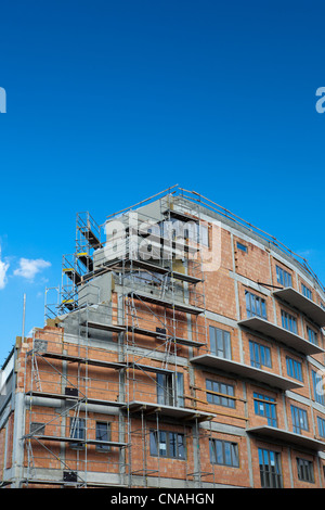 Site de construction construction résidentielle sur une belle journée d'été (tons de couleur libre) Banque D'Images