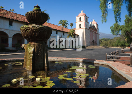 United States, California, Santa Barbara, la fontaine de la Mission fondée par les Franciscains en 1786 et l'église construite Banque D'Images