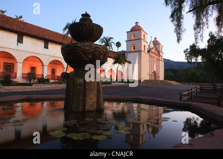 United States, California, Santa Barbara, la fontaine de la Mission fondée par les Franciscains en 1786 et l'église construite Banque D'Images