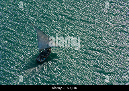 Les pêcheurs dans un voilier traditionnel, vue aérienne, Bagamoyo, Pwani Region, Tanzanie Banque D'Images