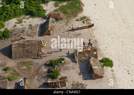 Village de pêcheurs sur la plage, vue aérienne, Bagamoyo, Pwani Region, Tanzanie Banque D'Images