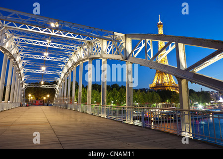 France, Paris, quais de Seine, inscrits au Patrimoine Mondial par l'UNESCO, passerelle Debilly et la Tour Eiffel illuminée (© Banque D'Images