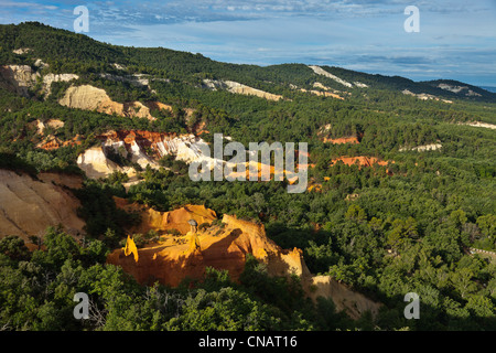 La France, Vaucluse, Rustrel, Colorado Provençal, ancienne carrières d'ocre (vue aérienne) Banque D'Images