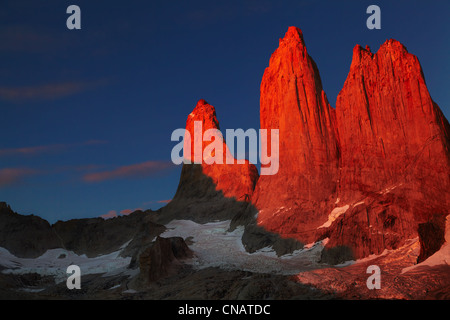 Tours au lever du soleil, Parc National Torres del Paine, Patagonie, Chili Banque D'Images