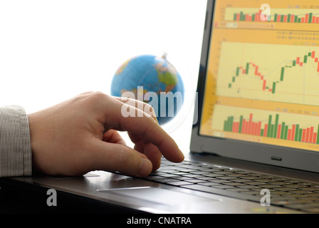 Contrôle de l'homme d'affaires diagramme stock Banque D'Images