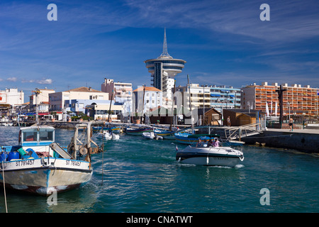 France, Herault, Palavas les Flots, le canal qui relie Lez fleuve côtier avec la mer et l'ancienne tour de l'eau Banque D'Images