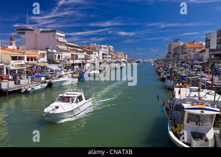 France, Herault, Palavas les Flots, le canal qui relie Lez fleuve côtier avec la mer et l'ancienne tour de l'eau Banque D'Images