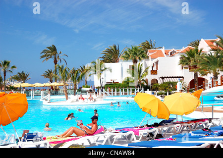 Les touristes profiter de leurs vacances à l'hôtel de luxe le 27 mai 2011 à Tenerife, Espagne. Banque D'Images