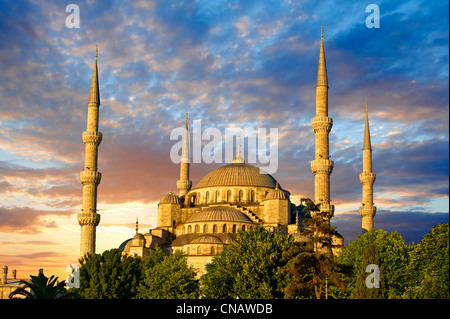 Coucher de soleil sur la Mosquée Sultan Ahmed (Sultanahmet Camii) ou Mosquée Bleue, Istanbul, Turquie. Construit de 1609 à 1616 Banque D'Images