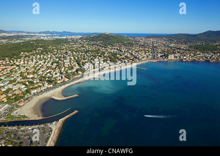 La France, Var, Sanary sur Mer, dans l'arrière-plan Bonne Grace Beach et Six Fours les Plages, le port de Toulon (vue aérienne) Banque D'Images