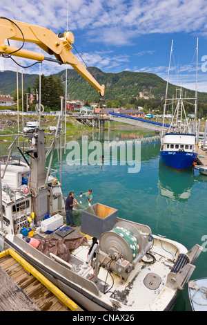 Les pêcheurs commerciaux de saumon du chargement d'un filet dans leur bateau, Haines, sud-est de l'Alaska, l'été Banque D'Images