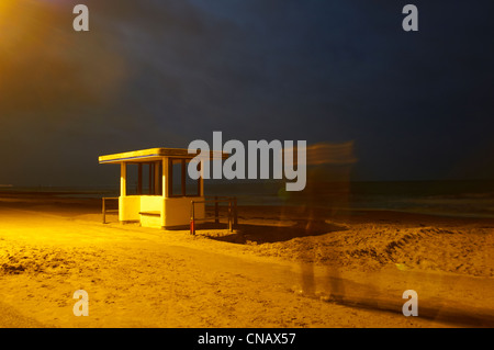 Time Lapse view of man on beach at night Banque D'Images