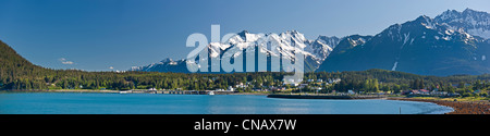 Vue depuis l'anse de portage de Haines et de Ft. Seward avec un bateau de croisière amarré au port, le sud-est de l'Alaska, l'été Banque D'Images