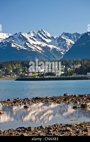 Vue depuis l'anse de portage de Haines et de Ft. Seward avec un bateau de croisière amarré au port, le sud-est de l'Alaska, l'été Banque D'Images