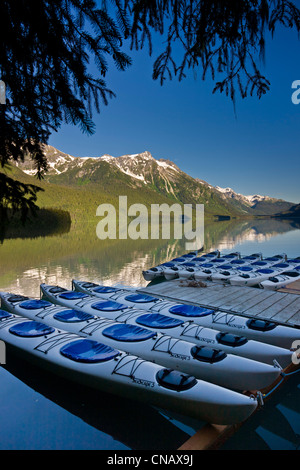 Kayaks alignés au col Chilkoot Lake sur la rive sud, Haines, sud-est de l'Alaska, l'été Banque D'Images