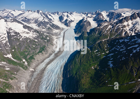 Vue aérienne de l'Ferebee Glacier et la chaîne de montagnes côtière au nord de Haines, sud-est de l'Alaska, l'été Banque D'Images