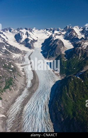 Vue aérienne de l'Ferebee Glacier et la chaîne de montagnes côtière au nord de Haines, sud-est de l'Alaska, l'été Banque D'Images