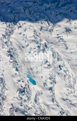 Vue aérienne d'une moraine glaciaire et l'étang de l'eau de fonte, de montagnes côtière au nord de Haines, sud-est de l'Alaska, l'été Banque D'Images