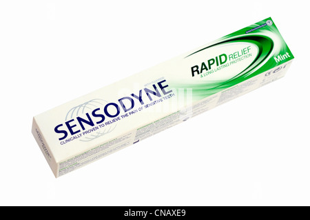 Le dentifrice Sensodyne rapide Paquet sur un fond blanc Banque D'Images