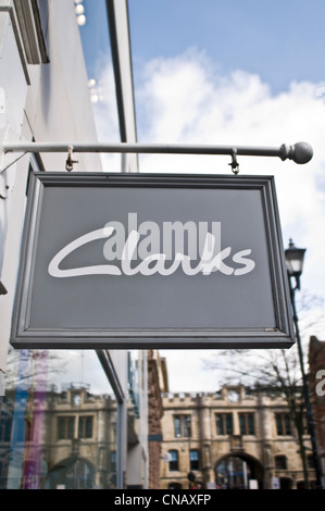 Un magasin de chaussures Clarks signe, UK Banque D'Images