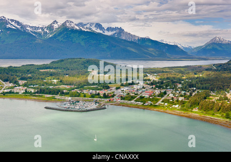 Vue aérienne de la ville de Haines d'en haut lieu, d'entrée de Montagnes Chilkat dans l'arrière-plan, le sud-est de l'Alaska, l'été Banque D'Images