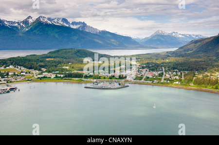 Vue aérienne de la ville de Haines d'en haut lieu, d'entrée de Montagnes Chilkat dans l'arrière-plan, le sud-est de l'Alaska, l'été Banque D'Images