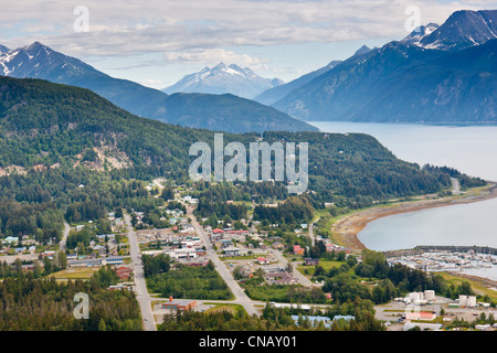 Vue aérienne de la ville de Haines et de Boat Harbour, de montagnes côtières dans l'arrière-plan, le sud-est de l'Alaska, l'été Banque D'Images