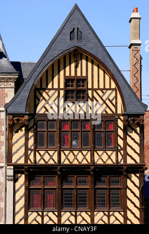 France, Picardie, Amiens, vieille maison à colombages en Place Notre Dame Banque D'Images