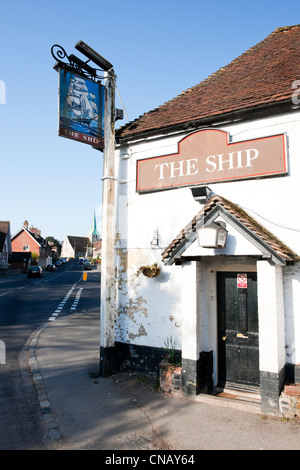 Le bateau public house avec le jet de flèche de St Mary et St Gabriel South Harting, West Sussex, Banque D'Images