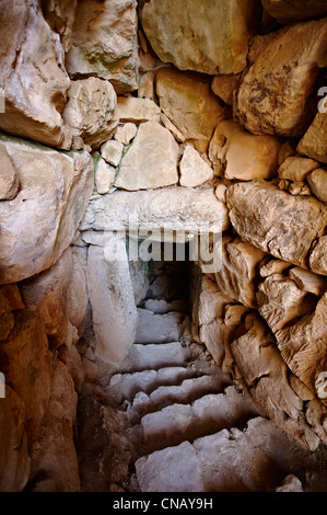 Entrée de Mycènes de réservoirs pour le stockage de l'eau souterraine. Grèce Banque D'Images