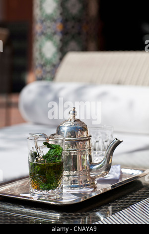 Plateau de thé à la menthe en pot et verres Banque D'Images