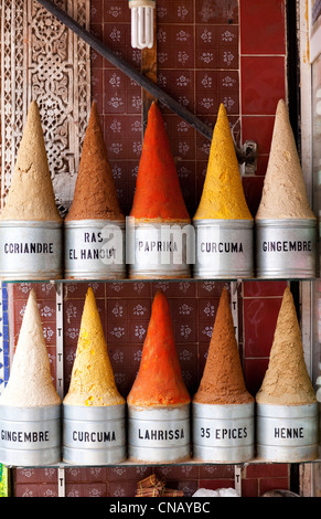 Des piles d'épices marché à Marrakech Banque D'Images