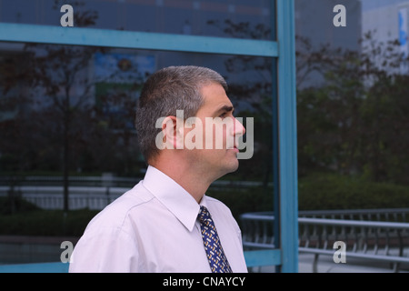 Profil de l'homme d'affaires de l'avant d'un bâtiment d'entreprise. Banque D'Images