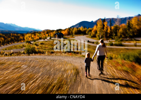 Mère et fille, marchant dans le chemin au Glacier Matanuska donnent sur le long de la Glenn Highway, Alaska, automne Banque D'Images