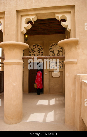 Une femme dans un châle rose à l'ancienne maison de Sheikh Saeed Al Makhtoum, la Crique de Dubaï, Émirats Arabes Unis Banque D'Images