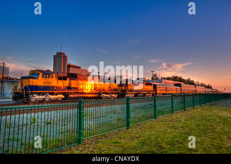 Alaska Railroad train au centre-ville d'Anchorage dans la soirée, Southcentral Alaska, l'été. HDR Banque D'Images