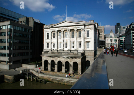 À la recherche sur le côté du pont de Londres pour les marchands de Hall, la ville de London, UK Banque D'Images