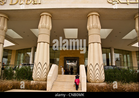 De style égyptien à l'extérieur de l'Hôtel Raffles, Dubaï, Émirats Arabes Unis Banque D'Images