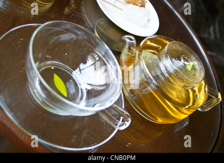 Thé vert chinois servi dans le verre à thé de l'après-midi au Raffles Hotel, Dubai, Émirats Arabes Unis Banque D'Images
