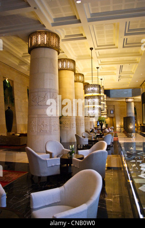 Hall de style égyptien de l'intérieur de l'Hôtel Raffles, Dubaï, Émirats Arabes Unis Banque D'Images