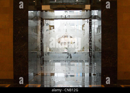 Porte en verre dans le hall, le Raffles Hotel, Dubai, Émirats Arabes Unis Banque D'Images