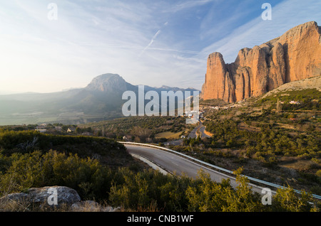 Village de Riglos Mallos de Riglos monte arrière-plan, Huesca. Aragon, Espagne Banque D'Images