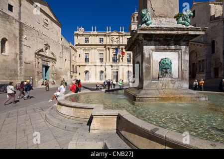 France, Bouches du Rhône, Arles, Place de la République, fontaine et l'hôtel de ville Banque D'Images