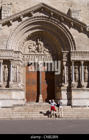 France, Bouches du Rhône, Arles, la Place de la Republique, St Trophime Église inscrite au Patrimoine Mondial de l'UNESCO, et son tympan Banque D'Images