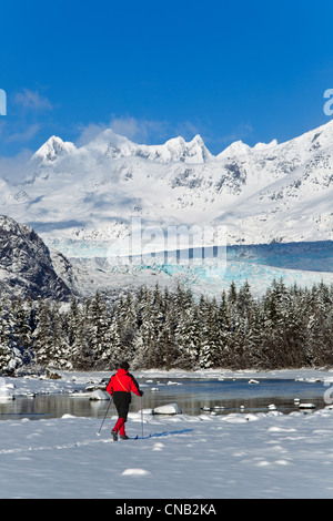 Personne ski de fond dans un paysage d'hiver à Mendenhall, rivière, forêt nationale de Tongass, Alaska Banque D'Images