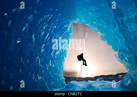 COMPOSITE : Vue de l'intérieur d'une grotte de glace d'un iceberg qu'un grimpeur sur glace rappels, Mendenhall Glacier, Alaska Banque D'Images