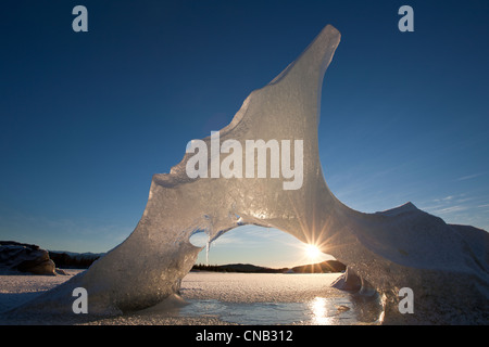 Voir d'icebergs dans le lac gelé formations Mendenhall avec sun peeking through, la Forêt Nationale Tongass, Alaska, Winter Banque D'Images