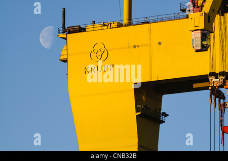 Samson, l'un des célèbres grues Harland and Wolff de Belfast, avec la lune derrière Banque D'Images