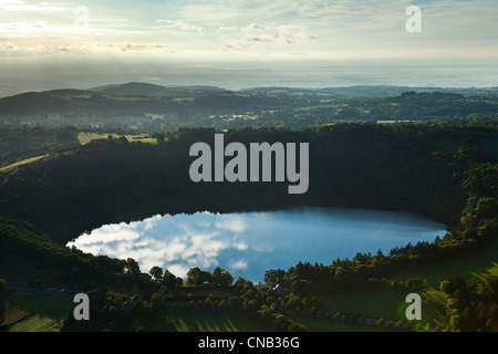 France, Puy de Dome, charbonnières les vieilles, Gour de Tazenat, maar type de volcan (vue aérienne) Banque D'Images